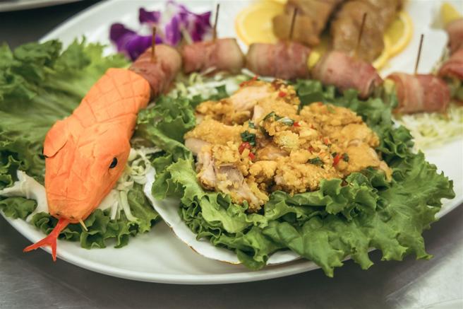 陆军队伍摆盘精美，契合蛇年主题。（记者陈怡璇摄）