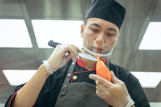 官兵施展精湛厨艺，制作一道道美味佳肴。（记者陈怡璇摄）