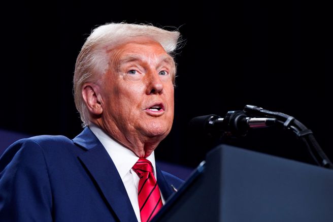 美国总统川普27日在佛州迈阿密向共和党籍眾议员发表谈话的神情。（路透）