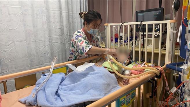 彰化市全福街23日清晨發生2死2重傷民宅大火，鐘姓7月大女嬰28日上午9時50分宣告不治。（彰基提供／潘虹恩彰化傳真）