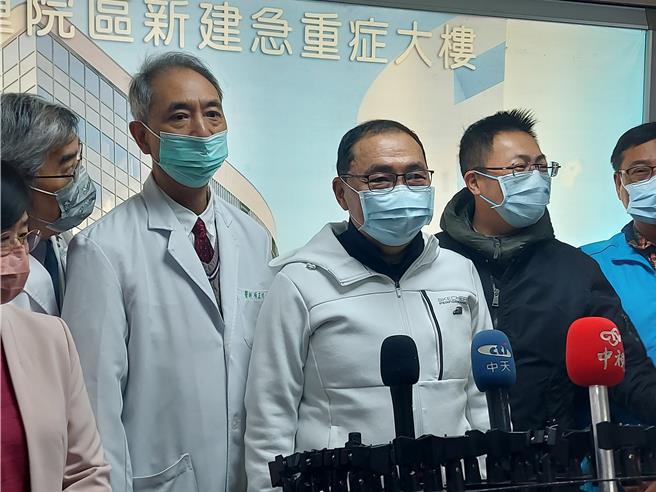 新北市长侯友宜（中）28日受访。（张铠乙摄）