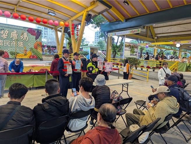 中正一警方前往年货市集宣导反诈。（警方提供）