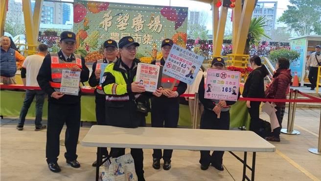 中正一警方前往年货市集宣导反诈。（警方提供）