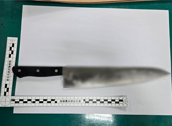 員警在現場查扣到涉案刀械一把。（汐止警分局提供）