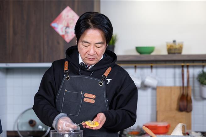 賴清德總統日前與受國際認證導盲犬訓練師，同時也是攜旺cafe創辦人蘇庭鋒（老蘇）、方思懿攜手，一同製作寵物年菜「黃金旺旺金元寶」。（總統府提供／陳薏云台北傳真）