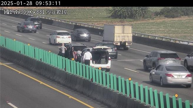 國1北向309.8公里處，除夕發生2輛小客車追撞事故，占用內線車道。（高公局提供）