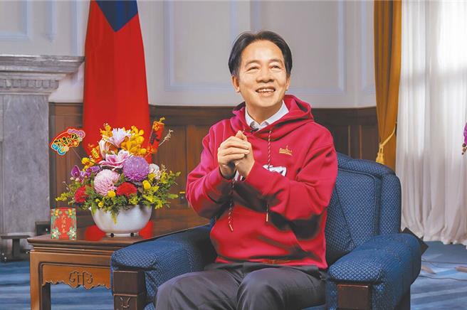 赖清德总统身着Taiwan字样的红色帽T发表春节谈话。（总统府提供／陈薏云台北传真）