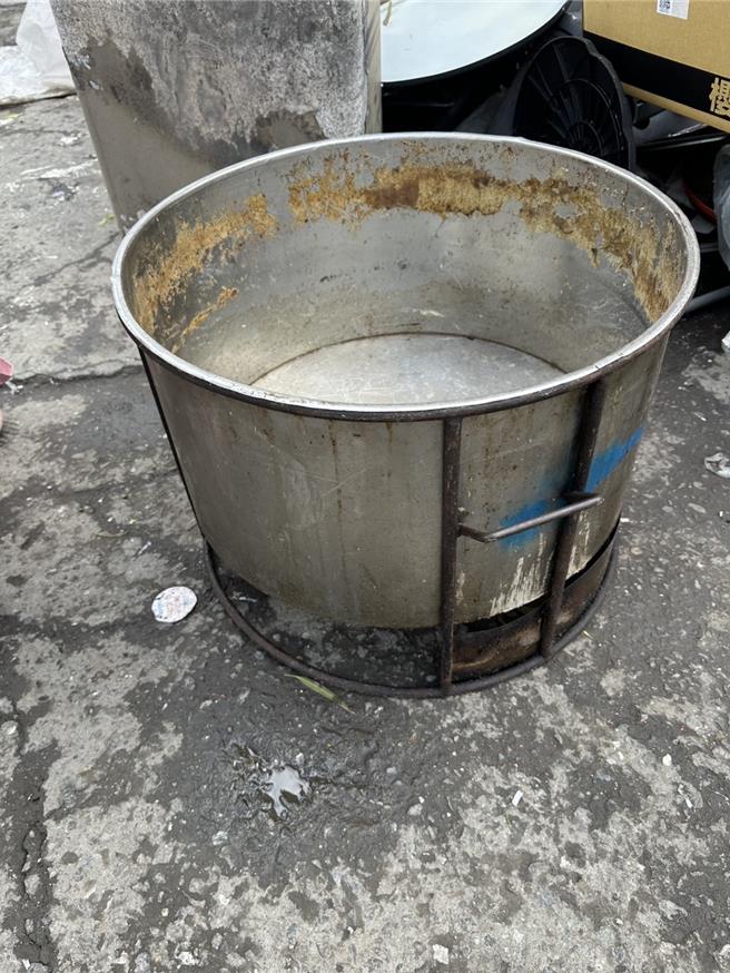 警方找回被偷的蒸籠及快速爐。（警方提供）