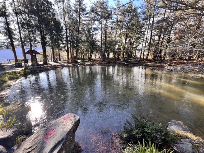 寒流发威，福寿山农场内天池结起一层薄冰，湖面与蓝天相映，美不胜收。（福寿山农场提供／潘虹恩台中传真）