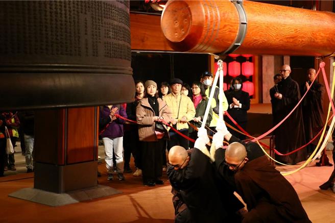 法鼓山将于除夕晚间9时30分至翌日凌晨12时30分举行撞钟仪式。（法鼓山提供）