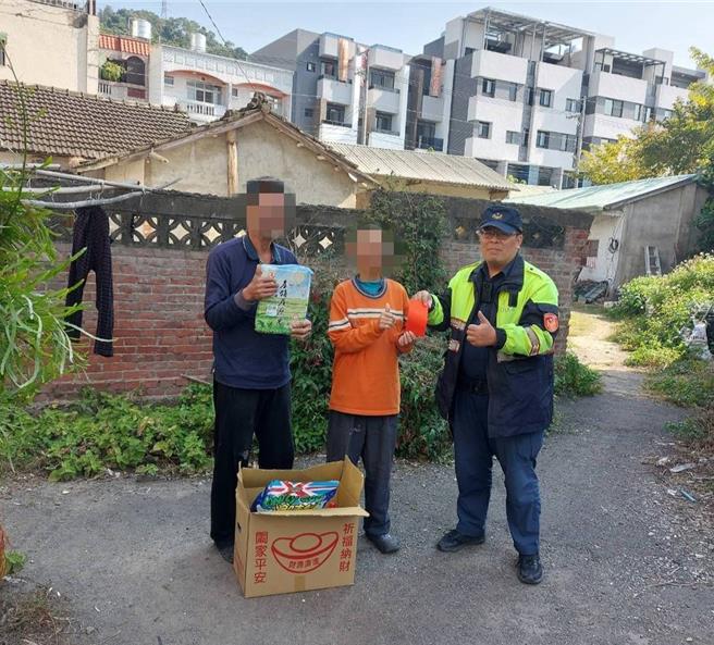 台中市60多岁徐姓男子日前穿着单薄衣物在太平区北田路附近徘徊，太平警分局员警巡逻发现，询问得知徐男徐男处境不佳，热心联繫辖内善心人士，提供物资与红包，助徐男温饱过年节。（民眾提供／潘虹恩台中传真）