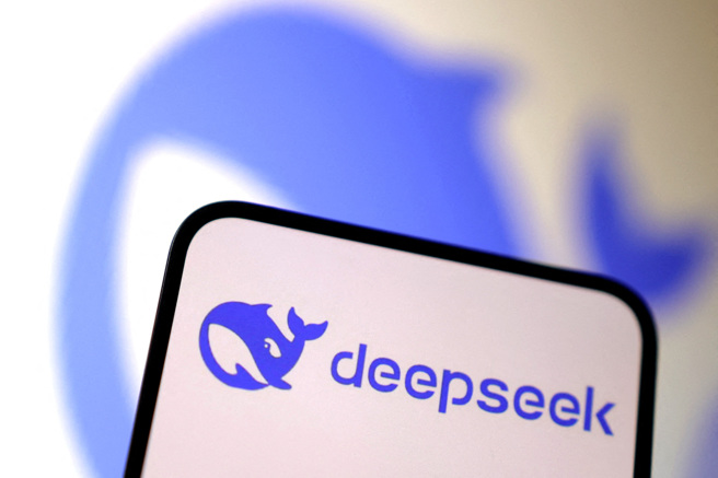 中方开发的Deepseek人工智慧（AI）聊天机器人一上架，就抢得应用程式商店下载的榜首。（路透）