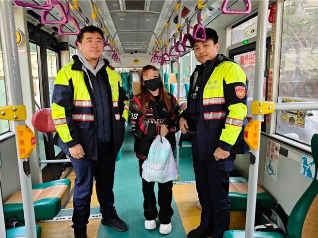 龍潭警方協助菲籍女子尋回遺失物品，讓對方稱讚台灣警察好熱心。(龍潭警方提供)