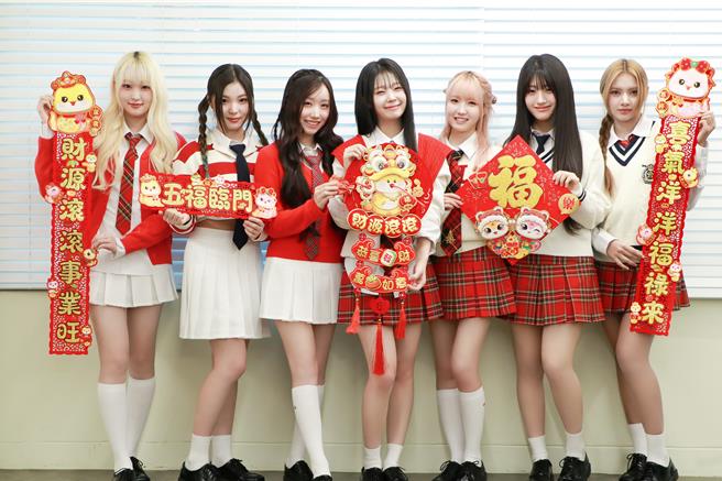 SAY MY NAME成员SOHA（左起）、升注、MEI、导熙、HITOMI、俊辉、KANNY手持春联拜年。（孙伊萱摄）
