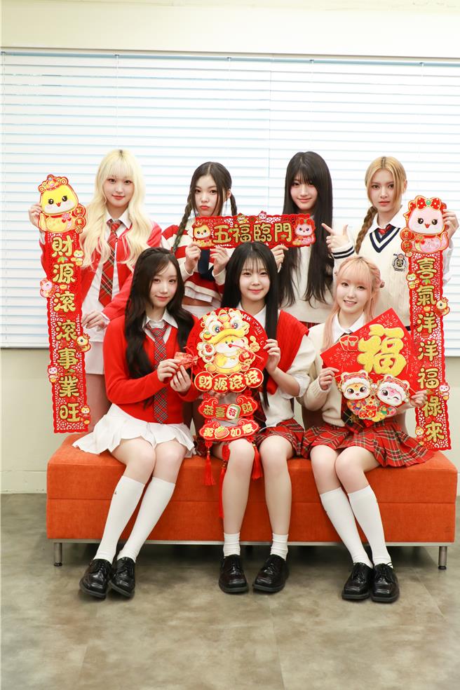 SAY MY NAME期待新的一年能站上更大的舞台，前排左起MEI、导熙、HITOMI，后排左起SOHA、升注、俊辉、KANNY。（孙伊萱摄）