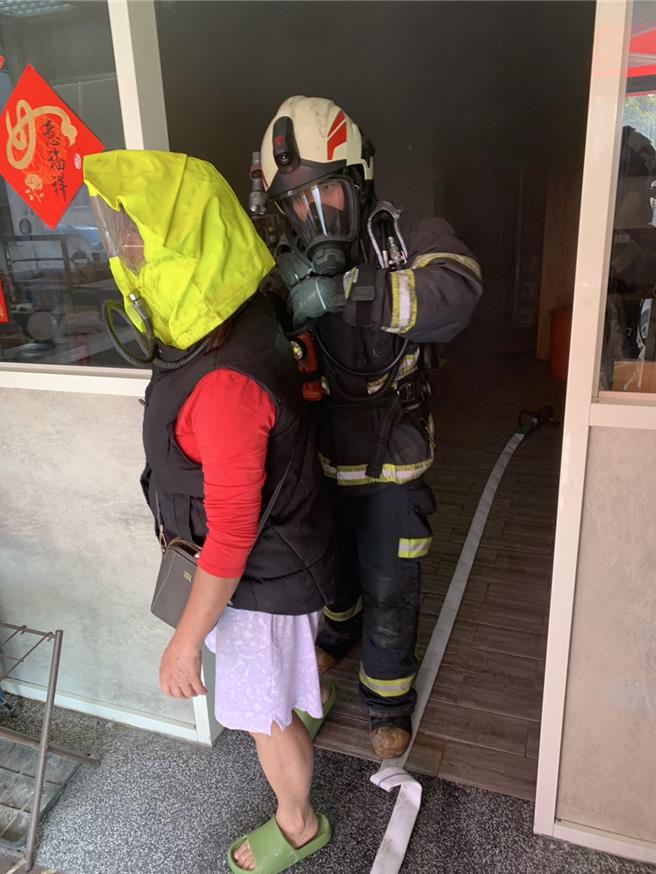 桃园市龟山区一处便当店28日上午发生火警，警消协助4楼待援民眾脱困。(杨宗灏翻摄)