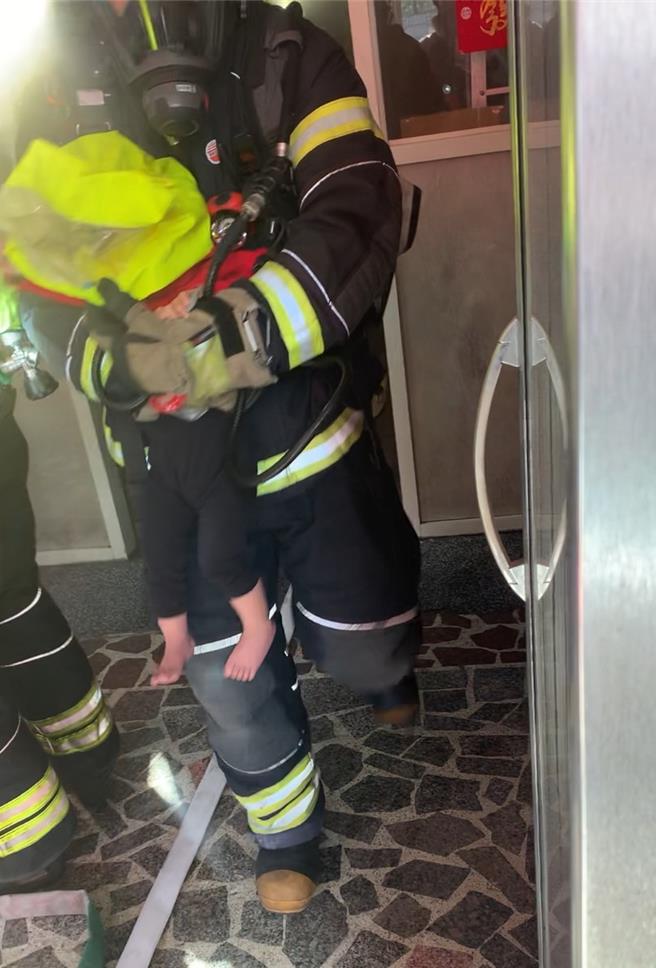 桃园市龟山区一处便当店28日上午发生火警，警消协助4楼待援民眾脱困。(杨宗灏翻摄)