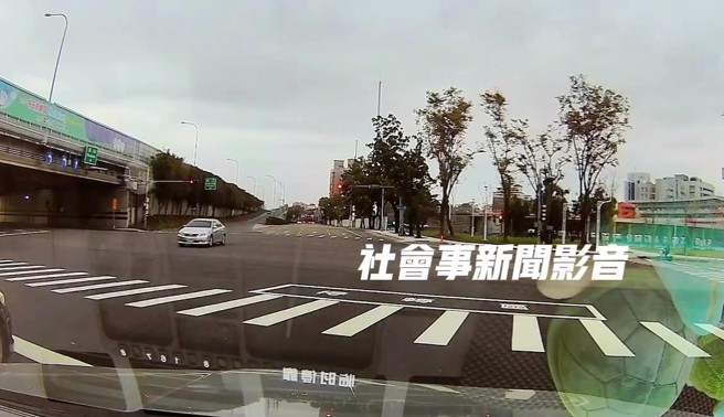 昨（27）日清晨，高雄市民驾车行经国道1号南向367公里中正出口交流道时，惊见一辆车辆逆向行驶，险象环生。（翻摄社会事新闻影音）