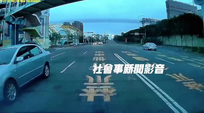 昨（27）日清晨，高雄市民驾车行经国道1号南向367公里中正出口交流道时，惊见一辆车辆逆向行驶，险象环生。（翻摄社会事新闻影音）