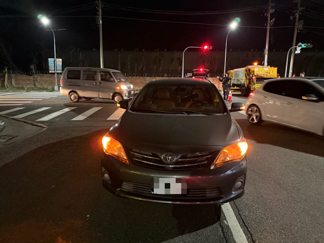 昨（27）日晚间9时30分许，高雄市鼓山三路与铭传路口发生一起惊险车祸！（图警方提供／简铭柱翻摄）