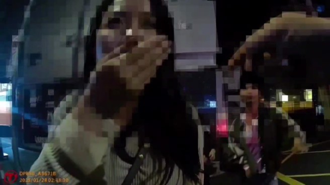 今28日凌晨3时许，台北市信义区松寿路20巷发生一起酒后情侣争执闹剧。（翻摄画面）