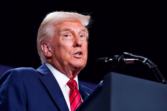 美国总统川普27日在佛州迈阿密向共和党籍眾议员发表谈话的神情。（路透）