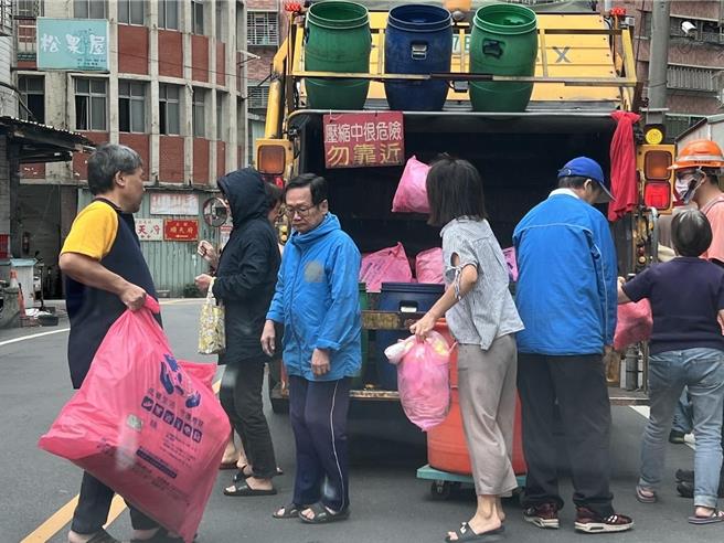 清洁队员执行垃圾收运勤务。（新北市环保局提供）