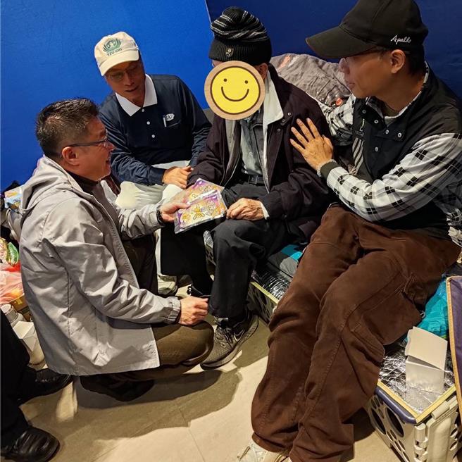 地震重创台南玉井、楠西等地区，今天适逢除夕，卫福部次长吕建德前往「绿柏园」临时收容所，送上赈灾基金会10万元加菜金，与灾民围炉过年。（卫福部提供）