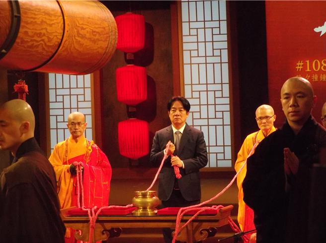 賴清德總統（中）28日在果暉法師（右）、果品法師（左）等人陪同下出席撞鐘活動。（張鎧乙攝）