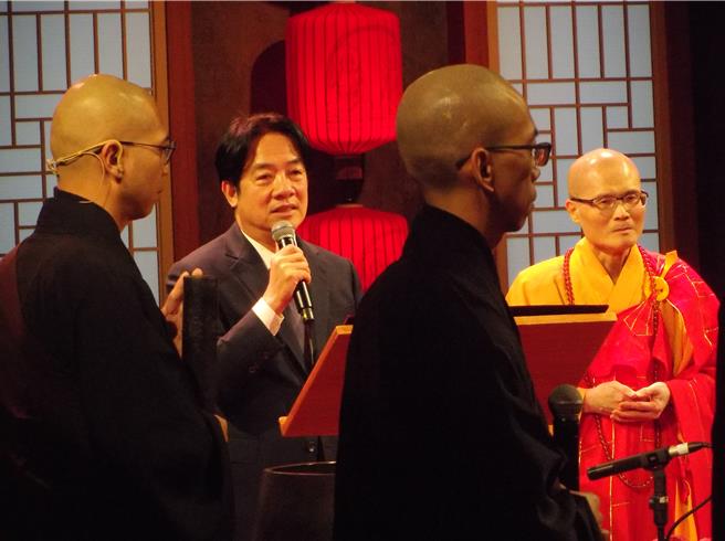 賴清德總統（後排左）28日在果暉法師（後排右）等人陪同下出席撞鐘活動。（張鎧乙攝）