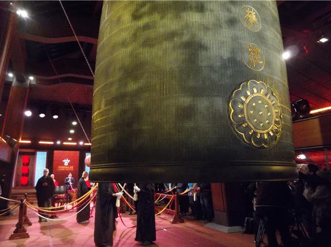 法鼓山除夕撞鐘祈福典禮28日晚間舉行。（張鎧乙攝）