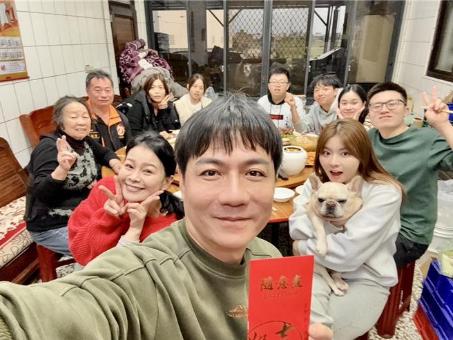 陈随意（中）跟老婆谢宜君（左）等多位家人一起共度除夕夜。（陈随意提供）