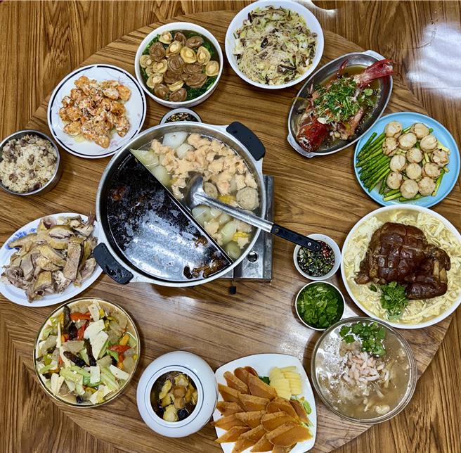 陈随意准备了13道菜跟家人享用。（陈随意提供）