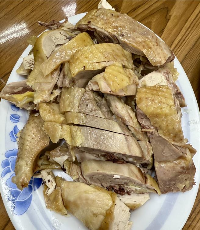 年节肯定少不了大鱼大肉，图为白斩鸡。（陈随意提供）