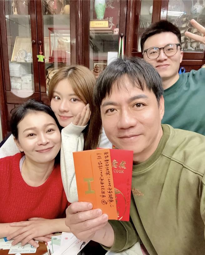 陈随意跟老婆、孩子们一同合影。（陈随意提供）