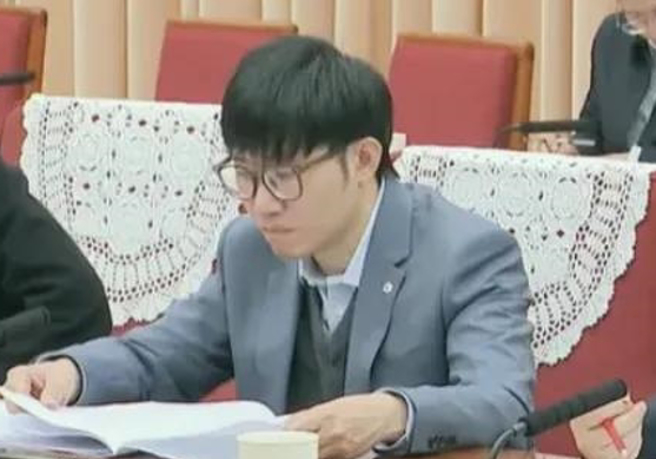 DeepSeek創辦人梁文鋒。（圖／快科技、央視）