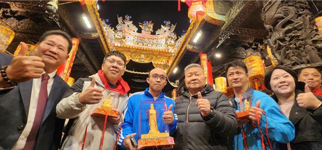 台中大甲鎮瀾宮28日晚間「子時」開放民眾「搶頭香」，最終由從事機械技師的徐先生插下頭香，抱走價值約1.8萬元金媽祖。（民眾提供／潘虹恩台中傳真）