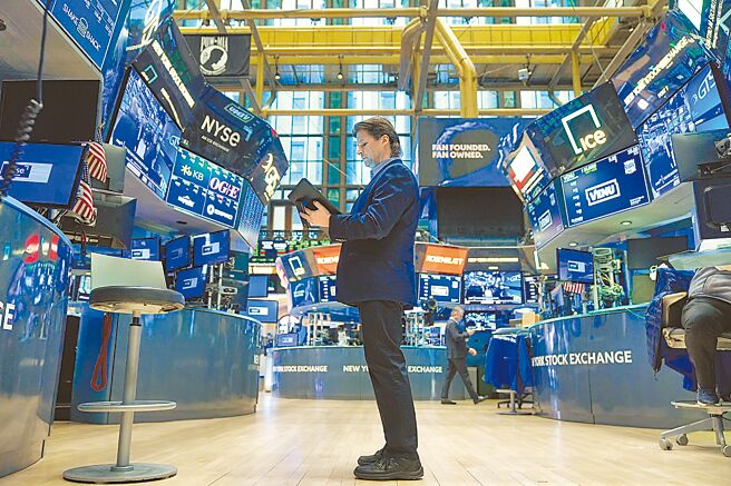 投资人忧心川普可能干扰联准会抑制通膨进程、延后降息，成为美股牛市绊脚石；图为纽约证券交易所。（美联社）