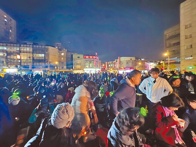 台湾民眾党支持者「小草」1月27日在台北看守所外举办「北所小围炉」活动，陪伴因涉入京华城弊案被收押禁见的前党主席柯文哲。（资料照／柯毓庭摄）