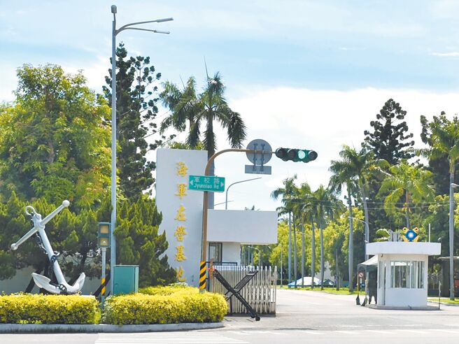 海軍左營後勤支援指揮部曾姓士官長被共諜劉聖恕引誘在軍艦裝GPS，他未同意也未向上呈報，被記大過汰除，他提行政訴訟，一審敗訴。圖為海軍左營基地外觀。（本報資料照片）