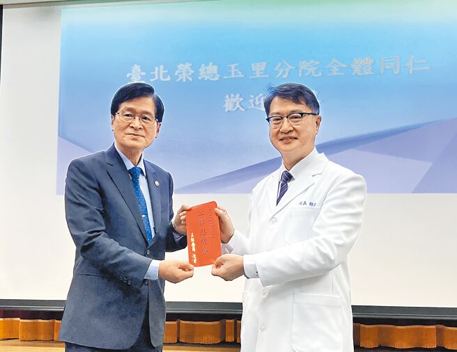 退輔會主委嚴德發（左）頒發慰問金給北榮玉里分院院長胡宗明（右）。（呂昭隆攝）