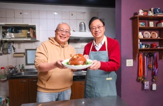 張善政煮蹄膀「加蘋果西打」專業1動作網讚翻：果然會下廚