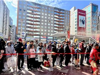 排隊19小時奪第一！SOGO忠孝館福袋「頭香哥」換人