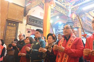 大年初一侯友宜連趕4廟參拜 發放蛇年福袋送祝福