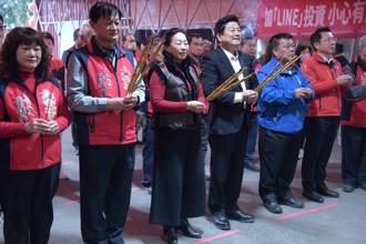 徐榛蔚大年初一前往宮廟參拜祈福 發送春節福袋暨慰問春安執勤人員