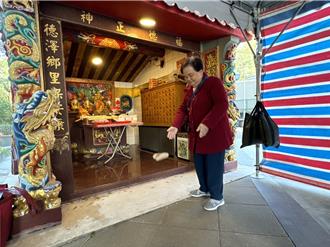 金門求財好運到！女擲12聖筊抱走2400元發財金