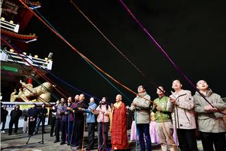 陳其邁旗美區走春參香發紅包 邀市民趁假期享受好山好水