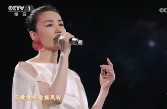 王菲髮际线腮红登央视春晚 超吸睛「虾片耳环」 意外掀抢购潮