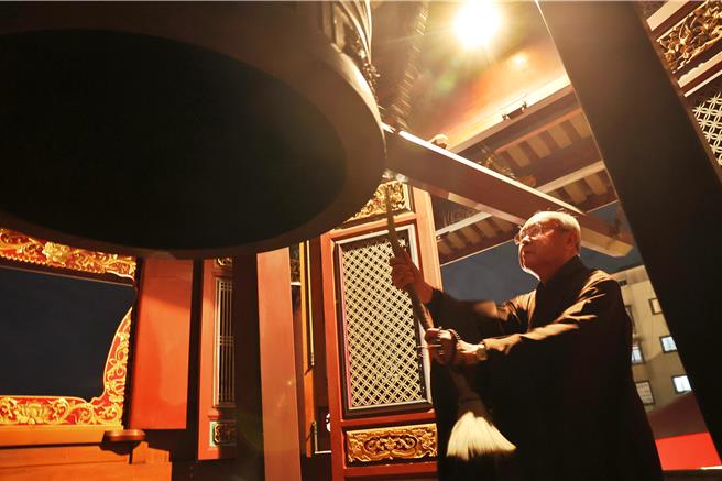 保安宫董事长廖武治（见图）敲响平安祈福钟声。（杜宜谙摄）