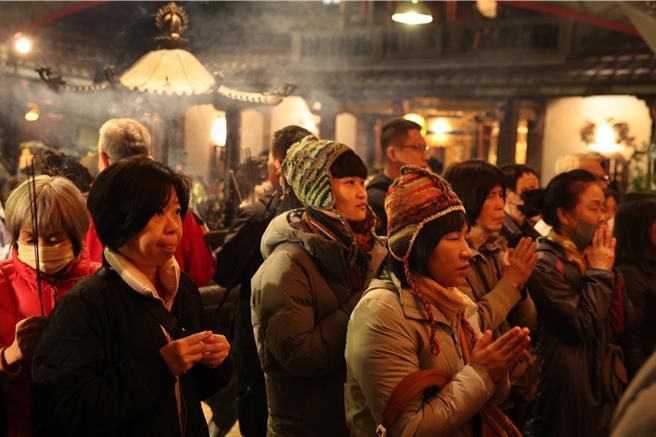 许多民眾前往保安宫为新的一年祈福。（杜宜谙摄）